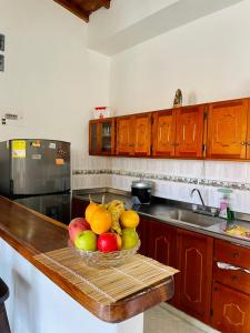 Apartamento de Descanso - Doradal في Doradal: وعاء من الفواكه على منضدة في المطبخ