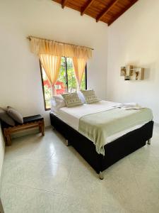 1 dormitorio con 1 cama grande y ventana en Apartamento de Descanso - Doradal, en Doradal