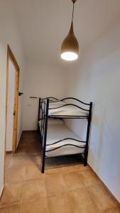Hostal San Martin de Montalban客房内的一张或多张床位