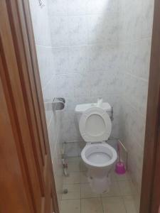 uma casa de banho com um WC branco num quarto em Appart. For you N° 1. Douala Logpom sur le goudron em Douala