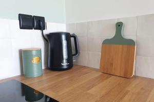 uma bancada com comodidades para preparar café e uma cafeteira em Studio à la campagne em Saint-Yan