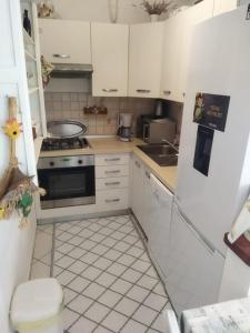 cocina pequeña con armarios blancos y fogones en Apartment Josipa 1 en Premantura