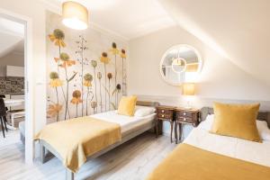 APARTEMENTY ''WERANDA'' z ogrodem w centrum客房内的一张或多张床位