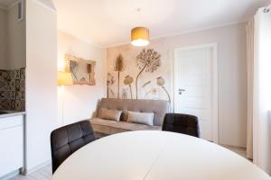 APARTEMENTY ''WERANDA'' z ogrodem w centrum客房内的一张或多张床位