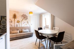 APARTEMENTY ''WERANDA'' z ogrodem w centrum的休息区