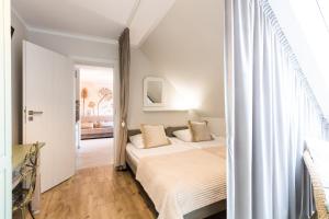 APARTEMENTY ''WERANDA'' z ogrodem w centrum客房内的一张或多张床位