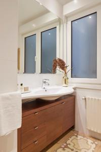 baño con lavabo y 2 ventanas en Mirakruz H by FeelFree Rentals, en San Sebastián