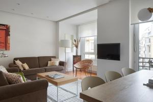 a living room with a couch and a table at Mirakruz H by FeelFree Rentals in San Sebastián