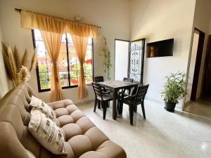 Apartamento de Descanso - Doradal في Doradal: غرفة معيشة مع أريكة وطاولة