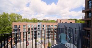 d'un balcon avec une chaise et certains bâtiments. dans l'établissement Modern 2-Beds - City Centre - FREE Wi-Fi - New -, à Sheffield
