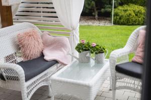 APARTEMENTY ''WERANDA'' z ogrodem w centrum的休息区
