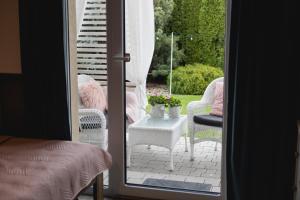 APARTEMENTY ''WERANDA'' z ogrodem w centrum的休息区