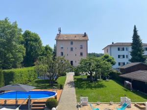 einen externen Blick auf ein Gebäude und einen Pool in der Unterkunft Hostellerie des Princes-Evêques - La Fleur de Lys in Pruntrut