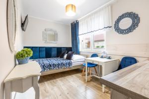 APARTEMENTY ''WERANDA'' z ogrodem w centrum的休息区