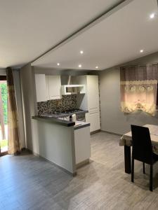 a kitchen with a counter and a table in a room at L’arcobaleno in Valmontone