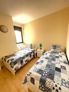 Posteľ alebo postele v izbe v ubytovaní Sunny apartment Sa Boadella big solarium sea view