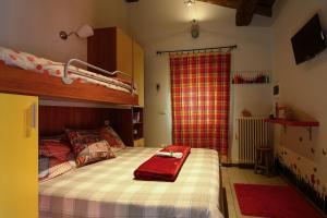 a bedroom with a bunk bed with a red towel on it at B&B Alla Borgata in Boves