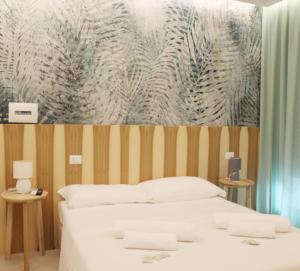 een slaapkamer met een bed en een muur met een muurschildering bij Residence Casa Mia village Tropea in Brattirò