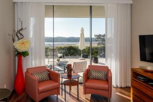a living room with two chairs and a table at Villa Paladina in Foz do Arelho