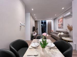 Hanns Spacious Balcony&SwimPool with FREE Netflix-6pax في سيبو: غرفة طعام مع طاولة وكراسي سوداء