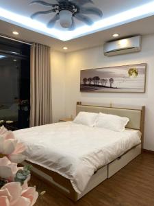 um quarto com uma cama branca e uma ventoinha de tecto em Beautiful Studio x King bed em Ho Chi Minh