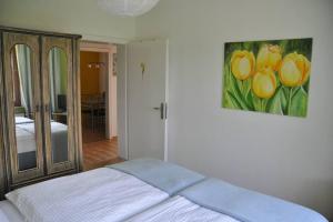 um quarto com uma cama e um quadro de flores em Fewo Summertime em Hehlen