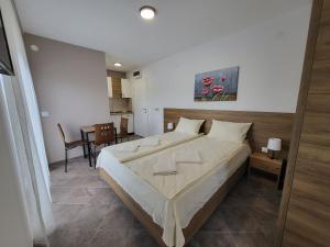 1 dormitorio con 1 cama grande y 1 mesa en Vila Pčelica Petra en Soko Banja