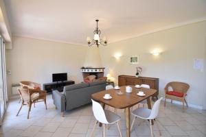 a living room with a table and a couch at Pascalou - Hossegor situation privilégiée entre lac et océan pour cette villa in Soorts-Hossegor