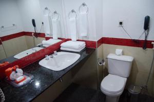 Un baño de Da Vinci Hotel & Conventions by Easy Hotéis