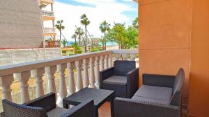 d'un balcon avec des chaises et une vue sur l'océan. dans l'établissement Playa Paradís - Primera linea de playa - AP-7 3min - Self check-in 24h, à Moncofa
