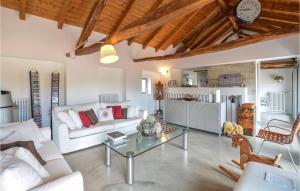 sala de estar con sofá blanco y mesa en Nice Home In Madonna Del Sasso - Bo With Kitchen en Madonna del Sasso