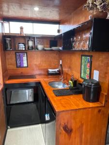 a kitchen with a sink and a counter top at Chalé Roma Negra in Morro do Chapéu