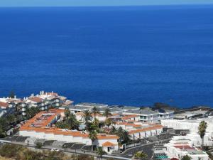 eine Luftansicht eines Resorts in der Nähe des Ozeans in der Unterkunft Mar y Sol in Los Cancajos