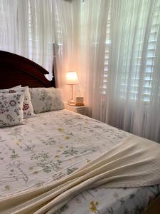 1 dormitorio con 1 cama grande y cortinas blancas en Campito Loving en Higuey