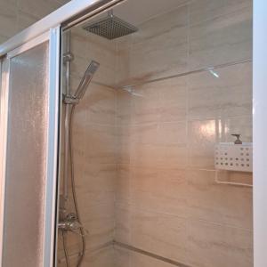 a shower with a glass door in a bathroom at Apartamento Maite Jiménez in Alhaurín el Grande