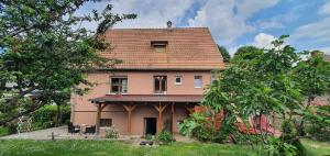 uma grande casa cor-de-rosa com telhado em Apartments in Siofok/Balaton 36443 em Siófok