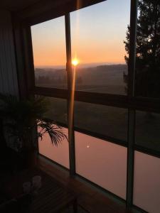 - widok na zachód słońca z pokoju z oknem w obiekcie Gemütliches Apartment mit wundervollem Weitblick w mieście Löffingen