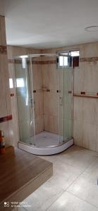 um chuveiro com uma porta de vidro num quarto em Casanuestra em San Javier