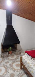 1 dormitorio con 1 cama y chimenea en una habitación en Casanuestra en San Javier