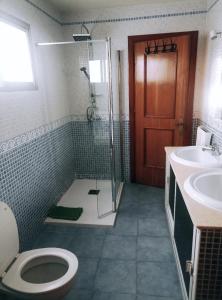 マルベーリャにあるbeach houseのバスルーム(シャワー、トイレ、シンク付)