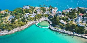 une île avec un pont sur une étendue d'eau dans l'établissement La Goélette Beau duplex A 150 m du centre ville et 400m de la plage de l'écluse, à Dinard