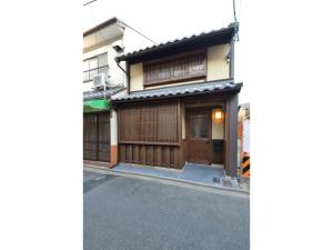 un'immagine di una casa giapponese su una strada di Kyoto - House / Vacation STAY 43525 a Kyoto