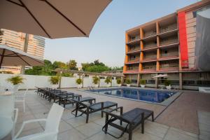 a hotel patio with chairs and a swimming pool at Da Vinci Hotel & Conventions in Manaus