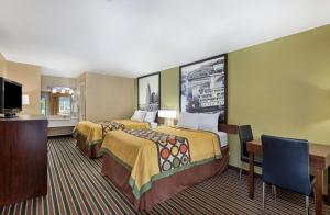 Habitación de hotel con 2 camas y TV de pantalla plana. en Super 8 by Wyndham Nashville West, en Nashville