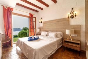 Postel nebo postele na pokoji v ubytování Villa de lujo en Playa de Fornells + 37 fotografií