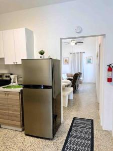 eine Küche mit einem Kühlschrank aus Edelstahl in einem Zimmer in der Unterkunft House Salinas - The best part of your getaway in Salinas