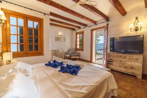 TV a/nebo společenská místnost v ubytování Villa de lujo en Playa de Fornells