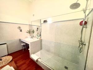 ein Badezimmer mit Glasdusche und Waschbecken in der Unterkunft Eva Recommends Porvenir Apartment in Jerez de la Frontera + 23 Fotos