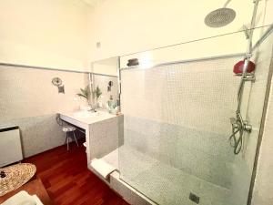 ヘレス・デ・ラ・フロンテーラにあるEva Recommends Porvenir Apartmentのバスルーム(ガラス張りのシャワー、シンク付)