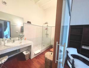 Ein Badezimmer in der Unterkunft Eva Recommends Porvenir Apartment
